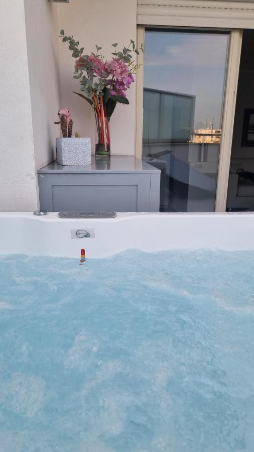 Penthouse 40 In Trastevere With Seasonally Jacuzzi ローマ エクステリア 写真
