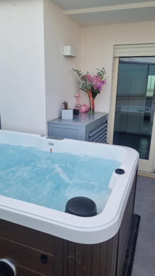 Penthouse 40 In Trastevere With Seasonally Jacuzzi ローマ エクステリア 写真